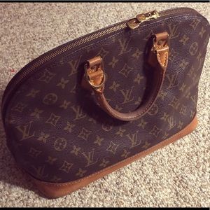 AUTHENTIC Louis Vuitton "Alma" Monogram Handbag